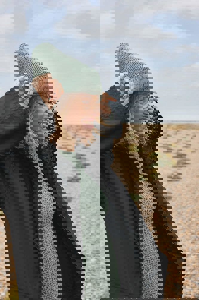 B336R - Muts met brede revers en toon-op-toon patch