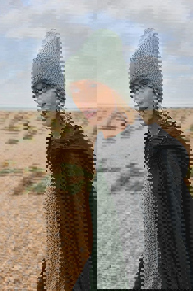 B336R - Muts met brede revers en toon-op-toon patch