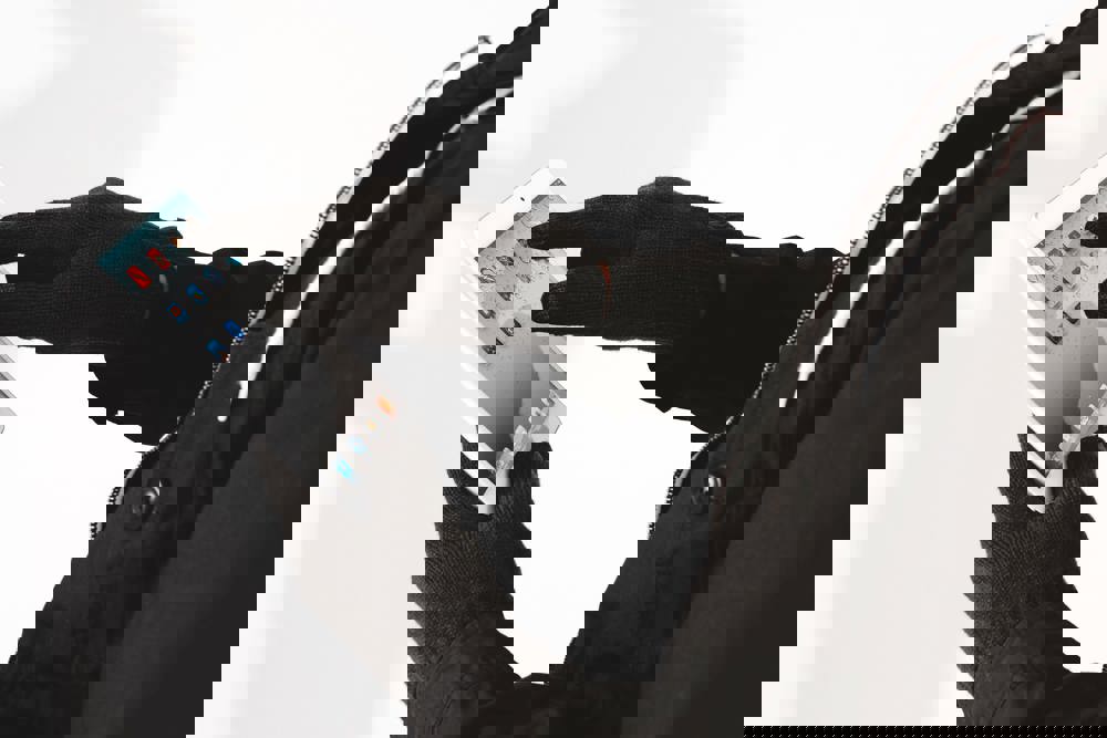 B490 - Touchscreen Smart Gloves